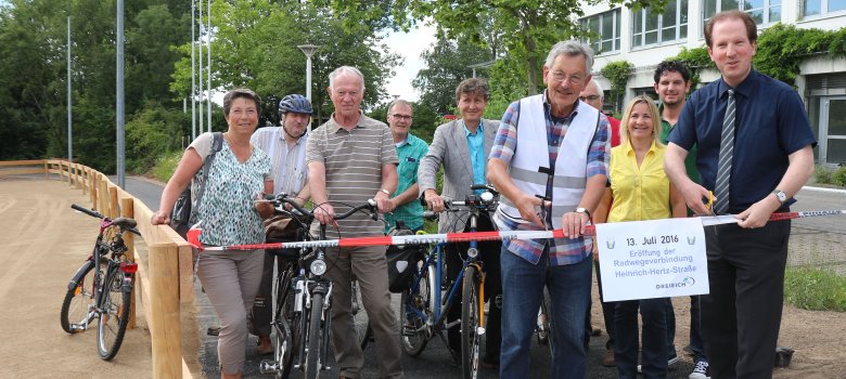 Mitglieder Runder Tisch Radverkehr bei der Eröffnung Radweg Heinrich-Hertz-Straße Mitglieder Runder Tisch Radverkehr bei der Eröffnung Radweg Heinrich-Hertz-Straße
