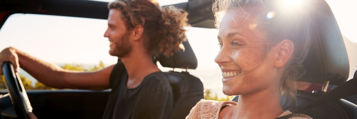 Ein Mann und eine Frau im Cabrio