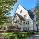 Villa in Buchschlag mit Garten und Bäumen - Link öffnet seitenüberlagerndes Dialog-Fenster