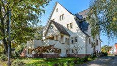 Villa in Buchschlag mit Garten und Bäumen