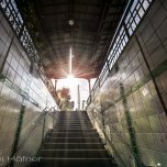 Treppenaufgang zum Gleis am Bahnhof Buchschlag - Link öffnet seitenüberlagerndes Dialog-Fenster