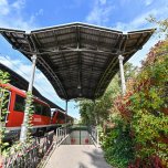 Regionalbahn am Gleis Bahnhof Buchschlag - Link öffnet seitenüberlagerndes Dialog-Fenster