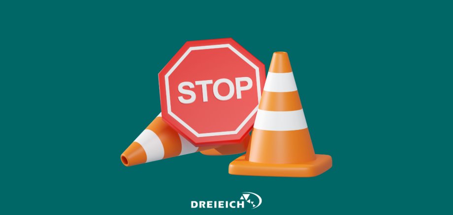 Ein rotes Stoppschild und Verkehrshütchen auf Dreieich-Grünem Hintergrund