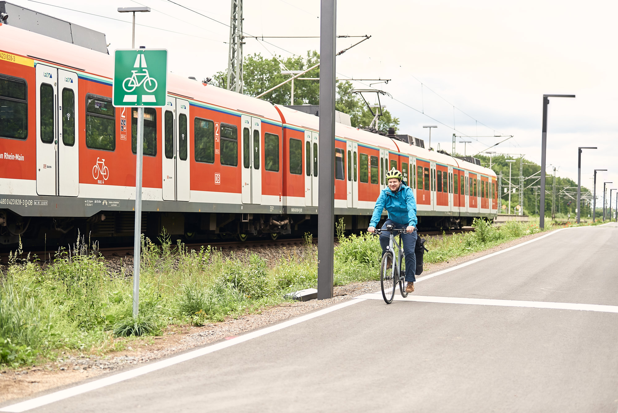 Radweg mit Bahn