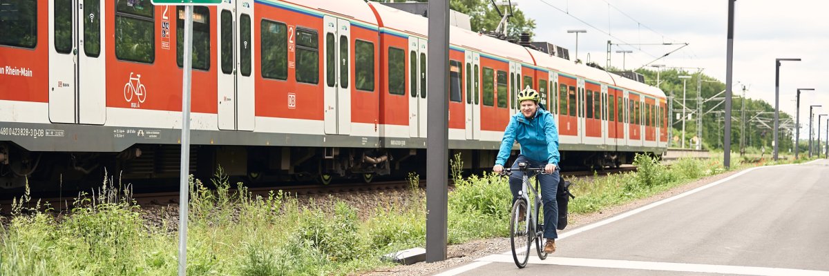 Radweg mit Bahn