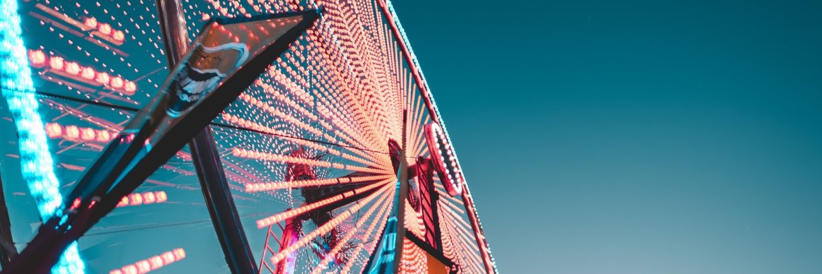 Riesenrad vor blauem HImmel