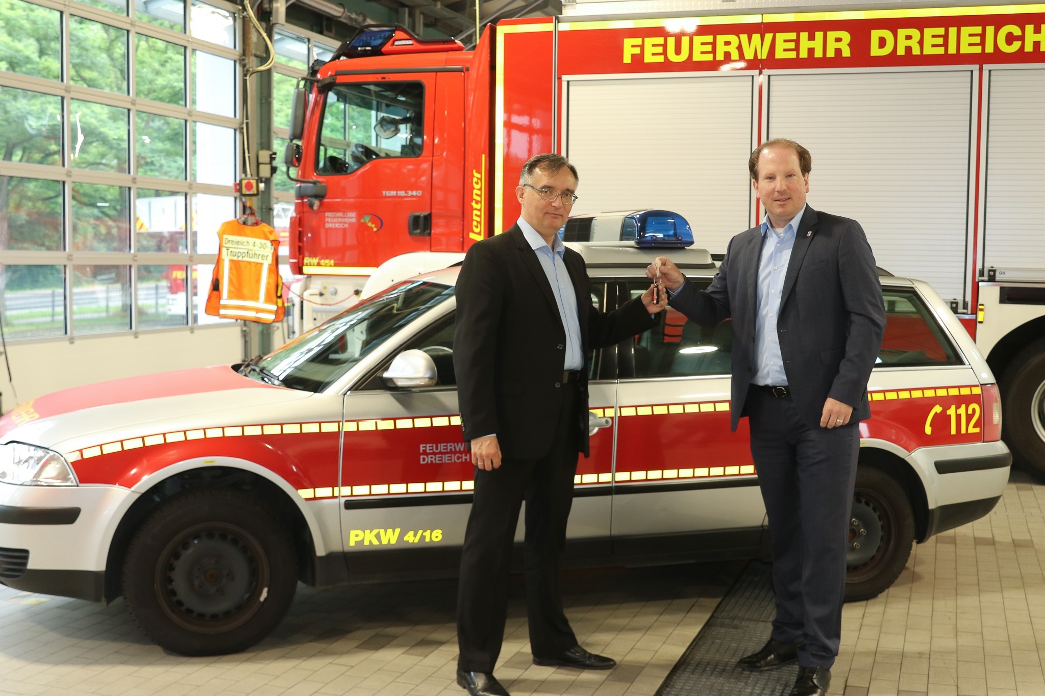 von links nach rechts: Der Konsul der Ukraine in Frankfurt am Main, Taras Zholubak und der Dreieicher Bürgermeister Martin Burlon bei der Schlüsselübergabe.