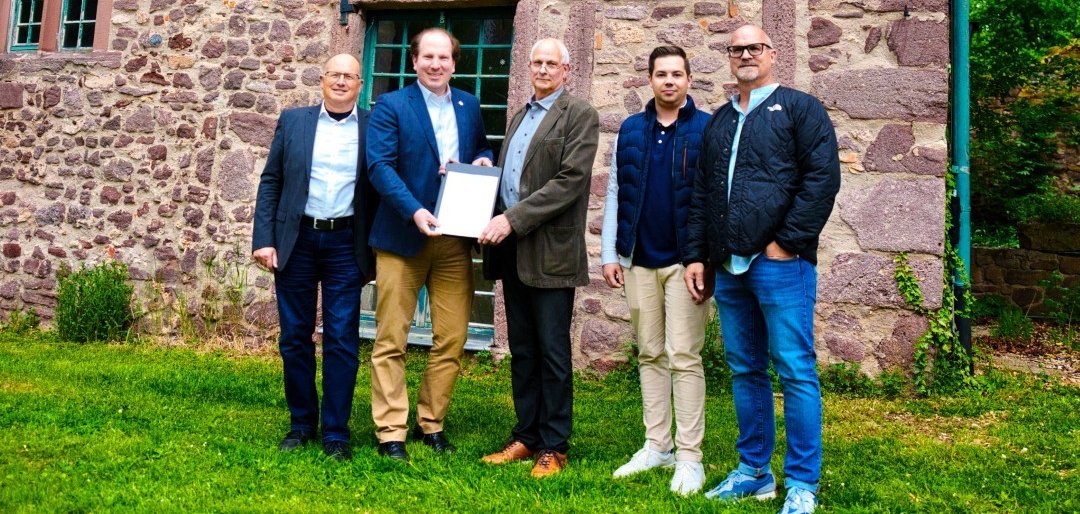 v.l.n.r. Erster Stadtrat Holger Dechert, Bürgermeister Martin Burlon, Roger Heil, Marlon Matica, Michael Hampel
