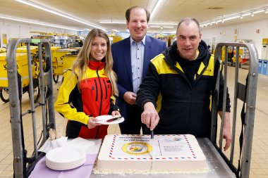 v.l. Michele Rieger (Abteilungsleiterin Auslieferung), Bürgermeister Martin Burlon, Stefan Spalt (Standortleiter ZSP Dreieich) 