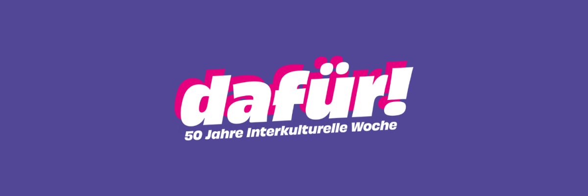 Logo der Interkulturellen Wochen: Es bildet ein Auge mit einer bunten Pupille ab. Entlang des Augenlieds steht "Interkulturelle Woche".