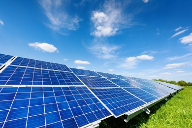 Solar Panel mit blauem Himmel