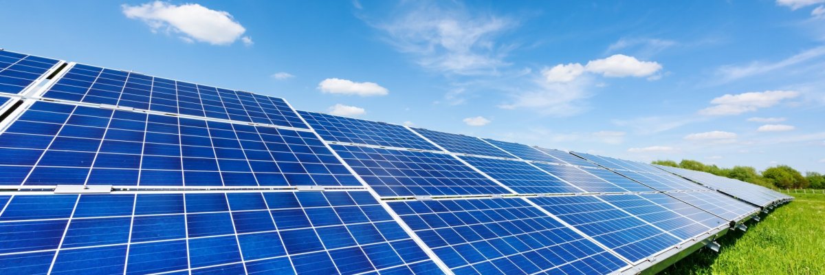 Solar Panel mit blauem Hintergrund